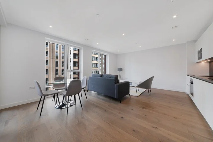 Flat Sayer Street in Greater London