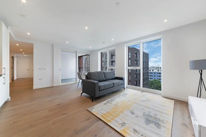 Flat Sayer Street in Greater London