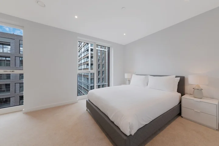 Flat Sayer Street in Greater London