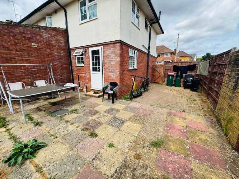 Flat Hawkins Road in Crawley