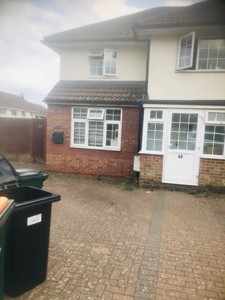 Flat Hawkins Road in Crawley