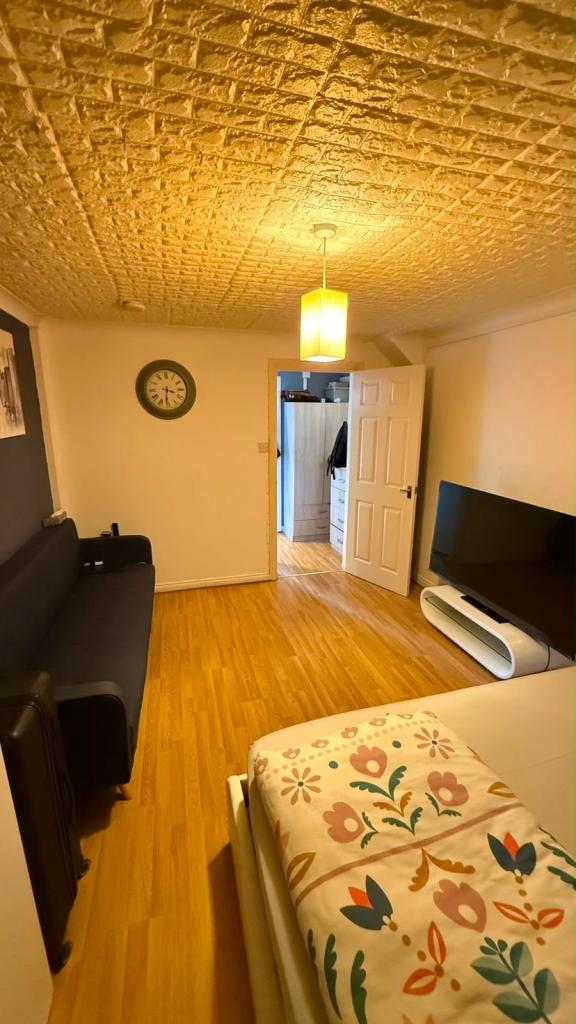 Flat Hawkins Road in Crawley