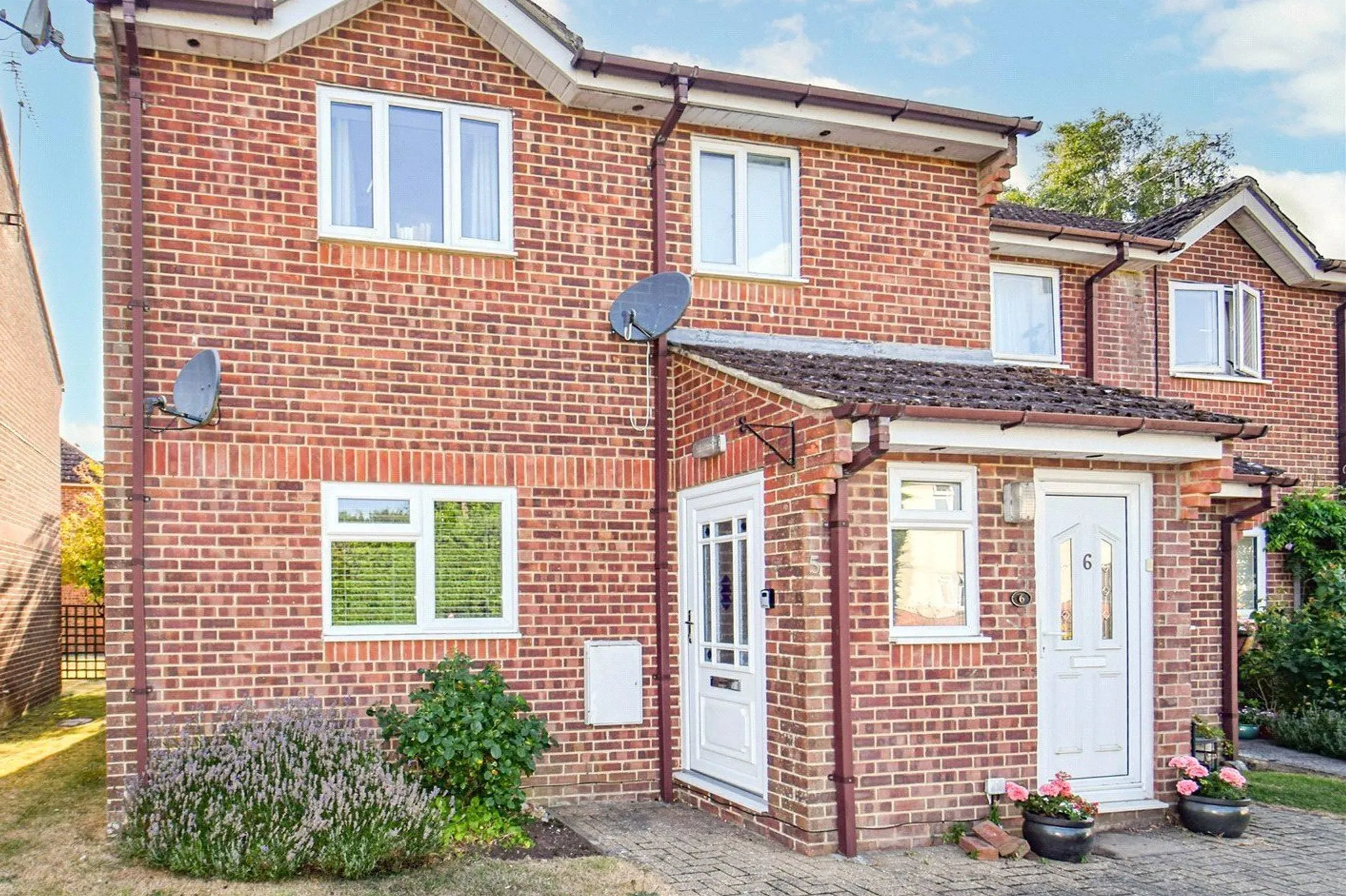 Flat Nutley Court in Burbage