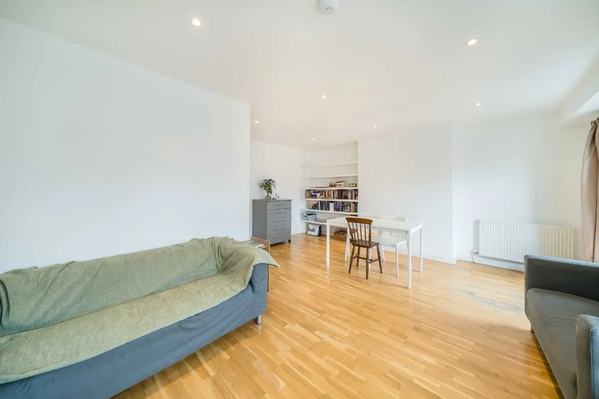 Flat Shrubbery Road in Greater London