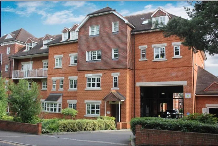 Flat Wild Bank Court in Woking