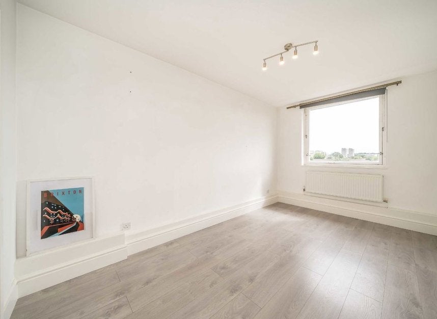 Flat Coldharbour Lane in Greater London