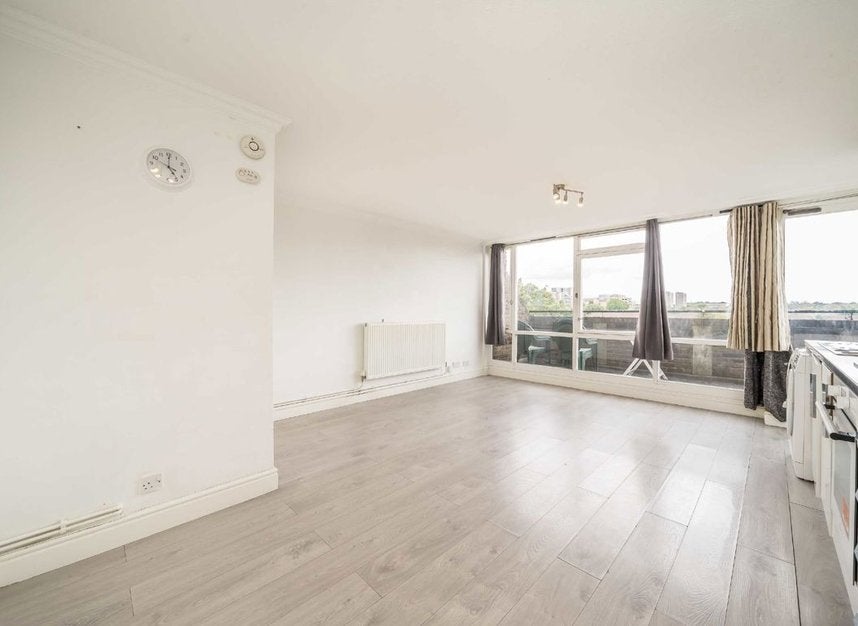Flat Coldharbour Lane in Greater London
