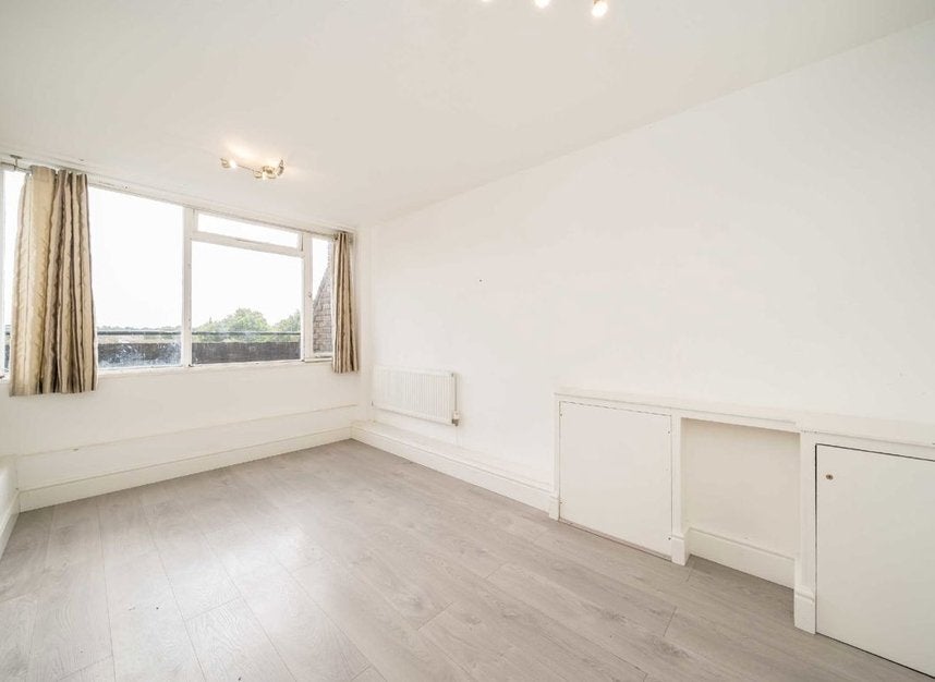 Flat Coldharbour Lane in Greater London