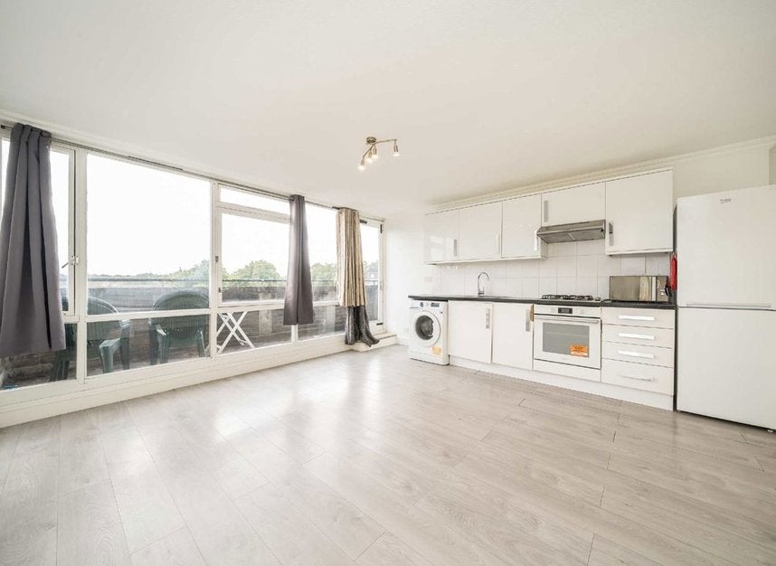 Flat Coldharbour Lane in Greater London