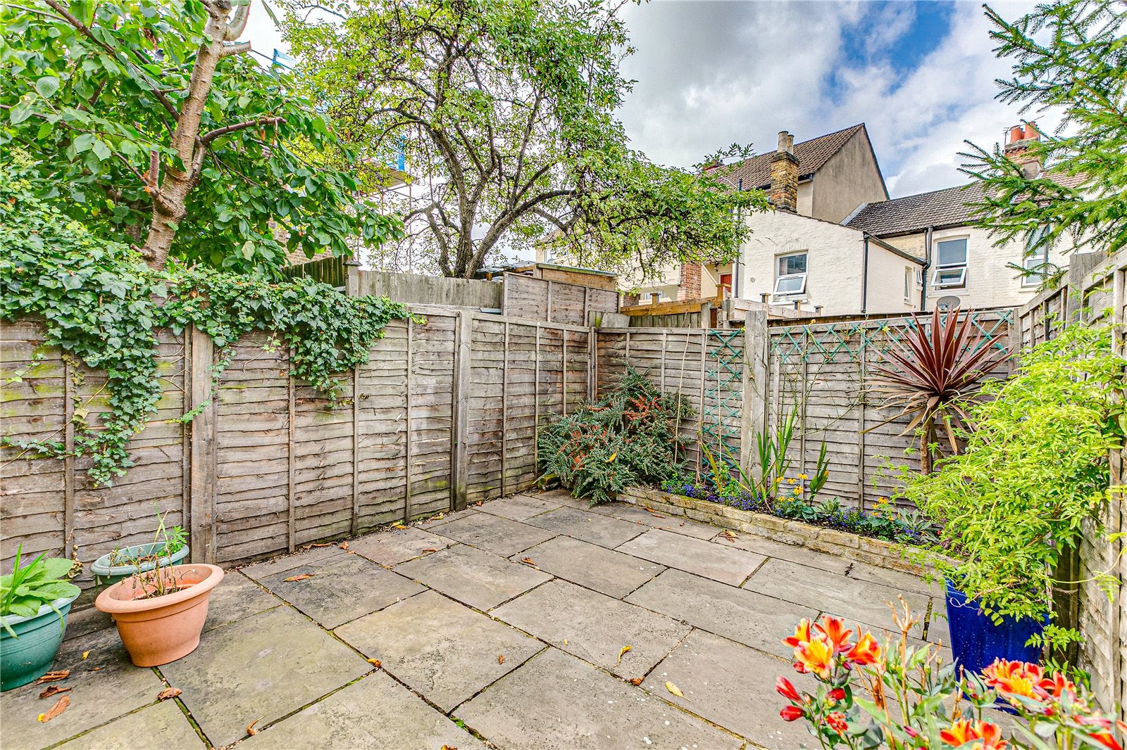 Flat Charlmont Road in Greater London