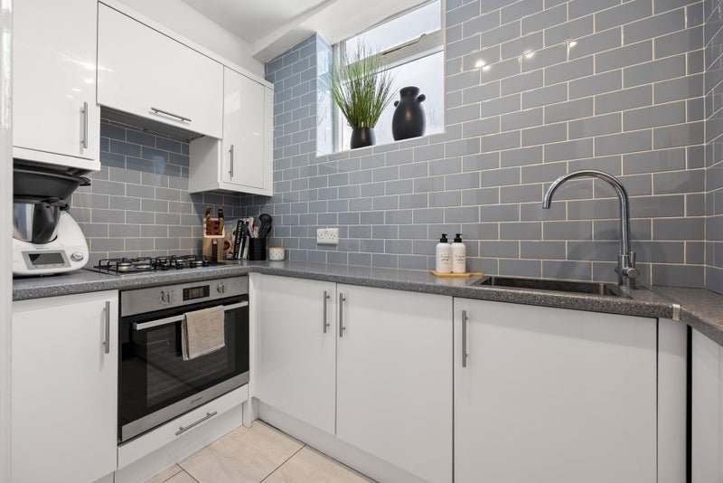 Flat Eardley Crescent in Greater London