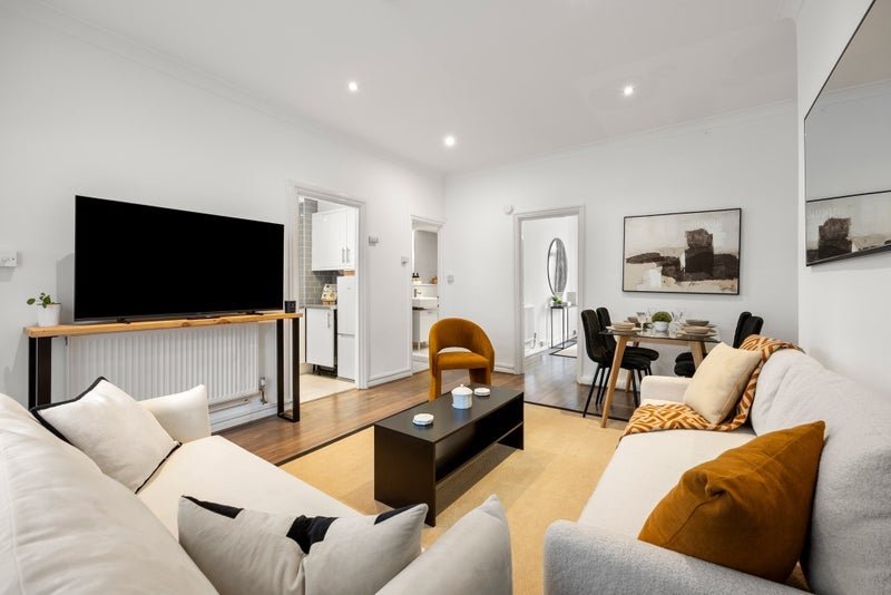 Flat Eardley Crescent in Greater London