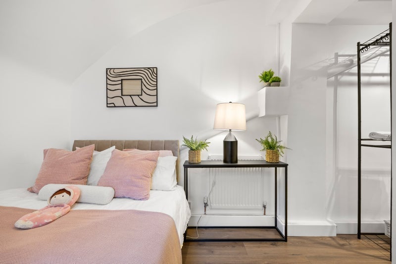 Flat Eardley Crescent in Greater London