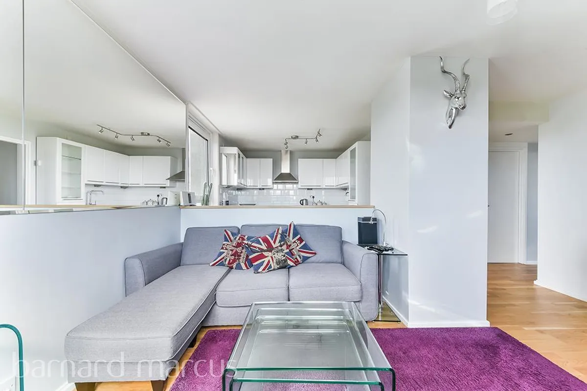Flat Lollard Street in Greater London