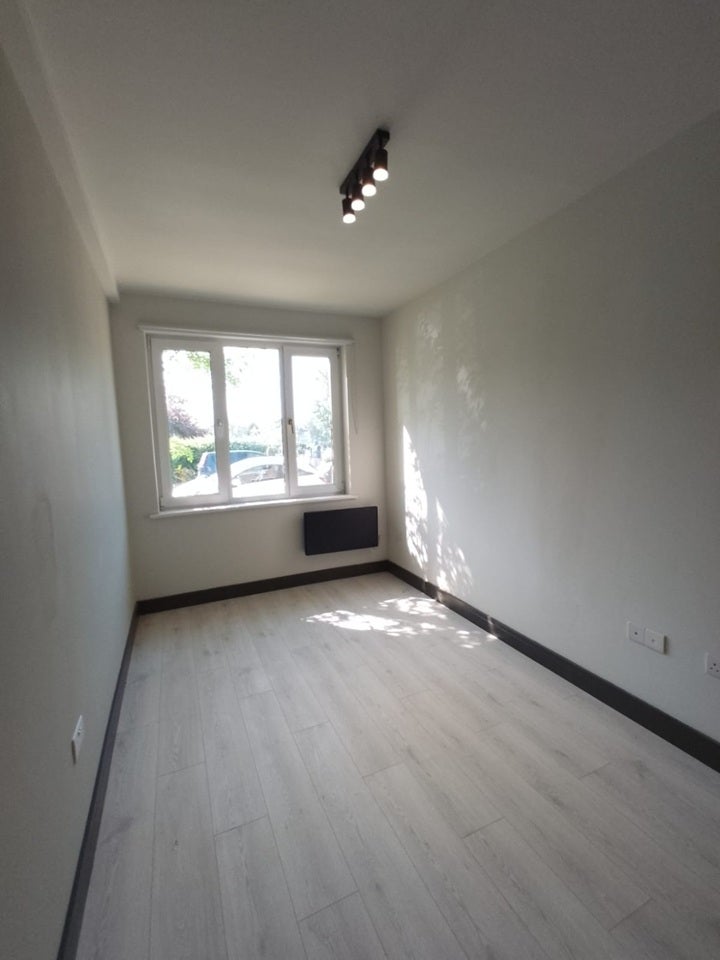 Room Furzedown Drive in Greater London