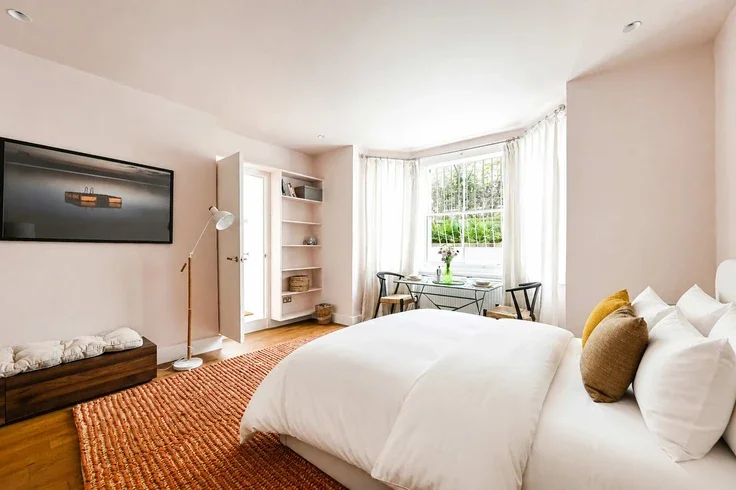 Room Bassett Road in Greater London