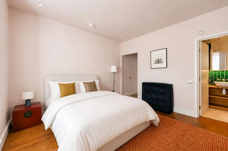 Room Bassett Road in Greater London