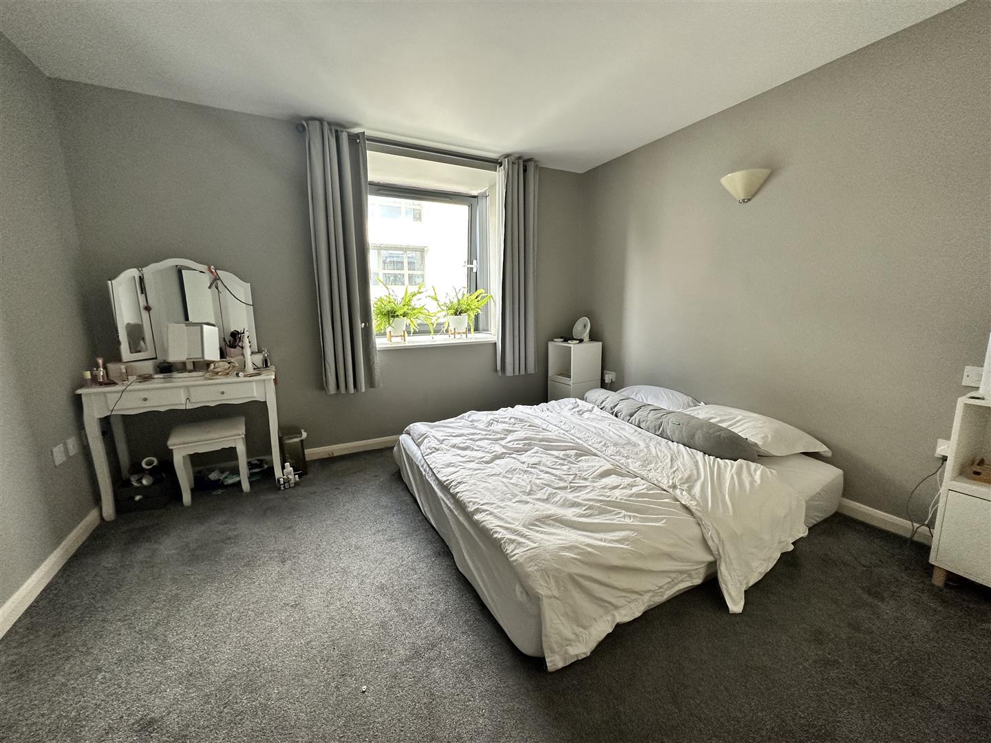 Flat Deanery Road in Bristol