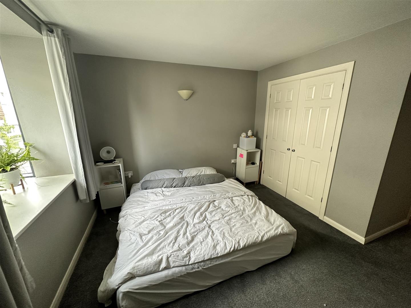 Flat Deanery Road in Bristol