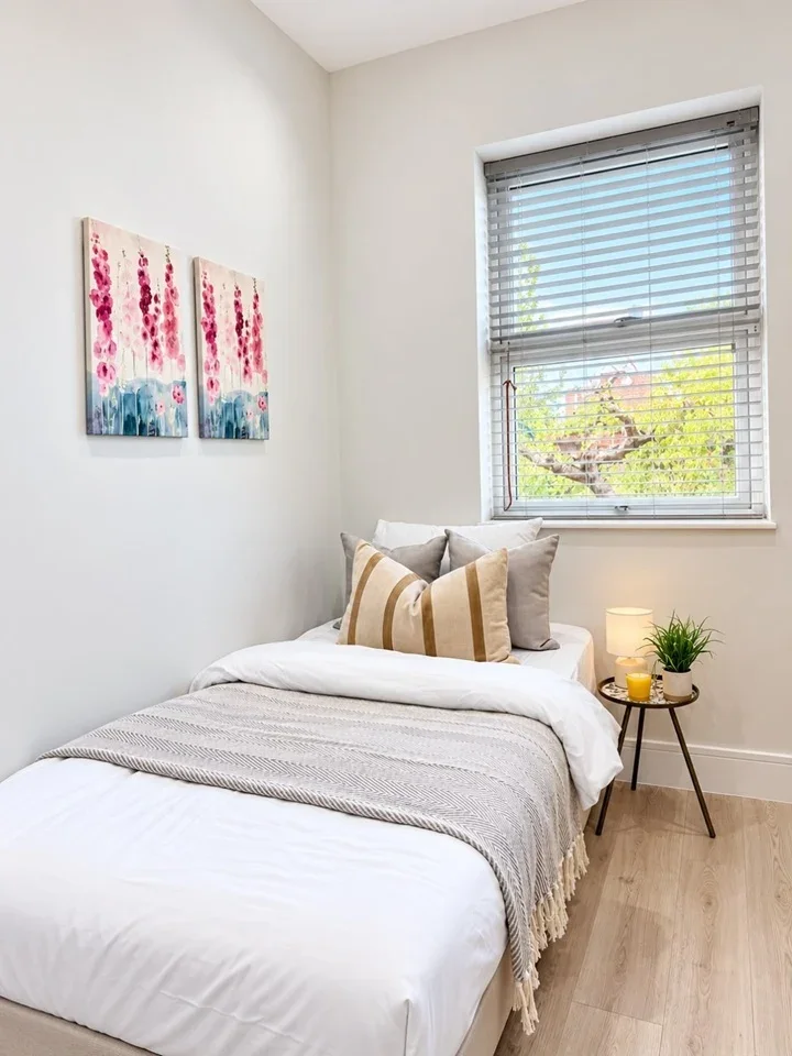 Flat Hanworth Road in Greater London