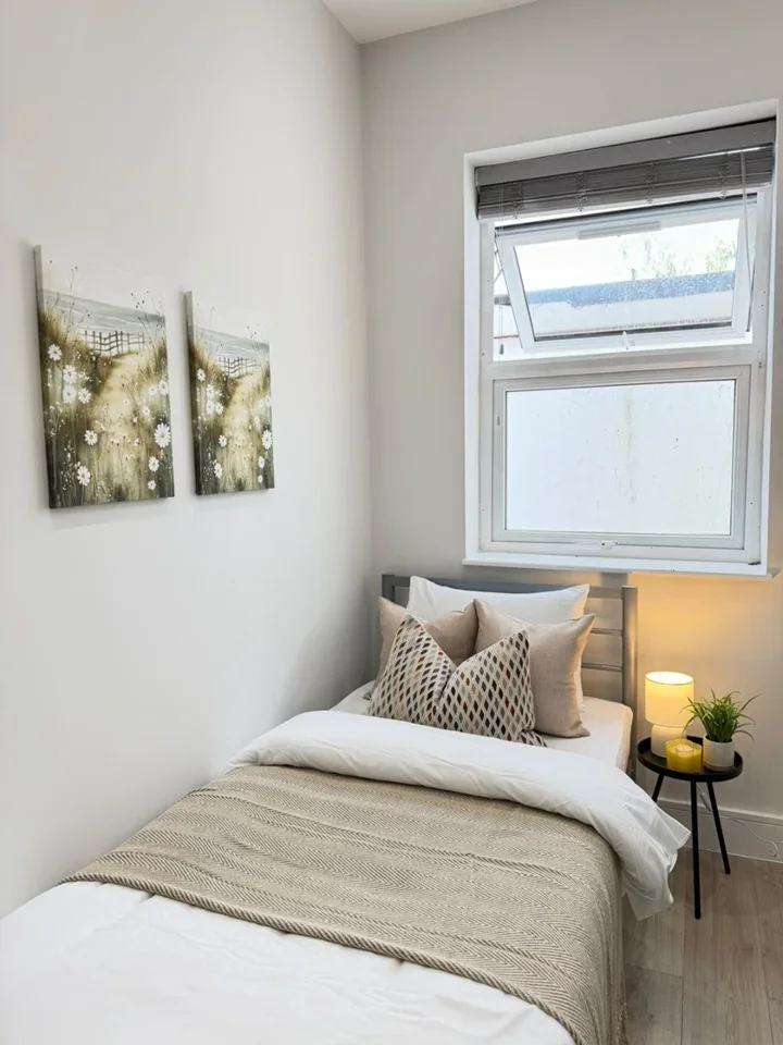 Flat Hanworth Road in Greater London