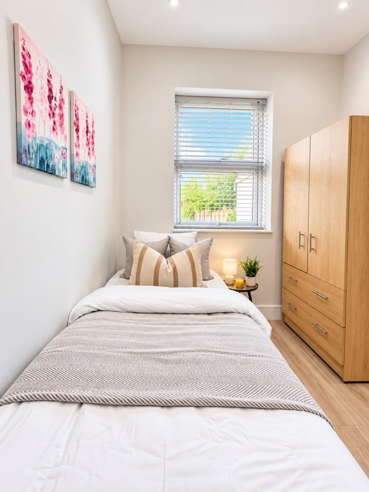 Flat Hanworth Road in Greater London