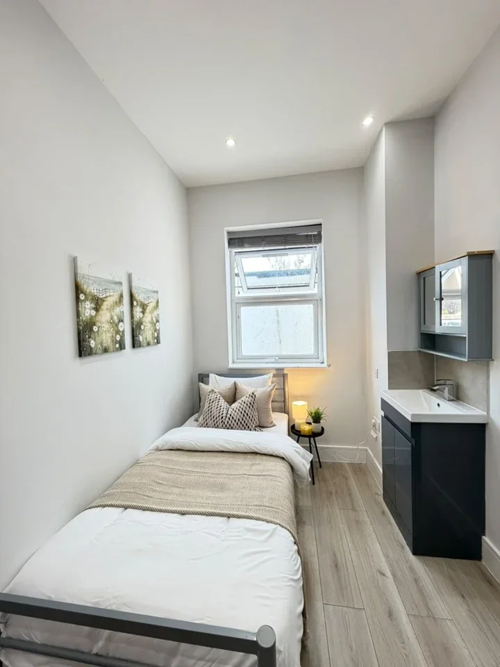 Flat Hanworth Road in Greater London