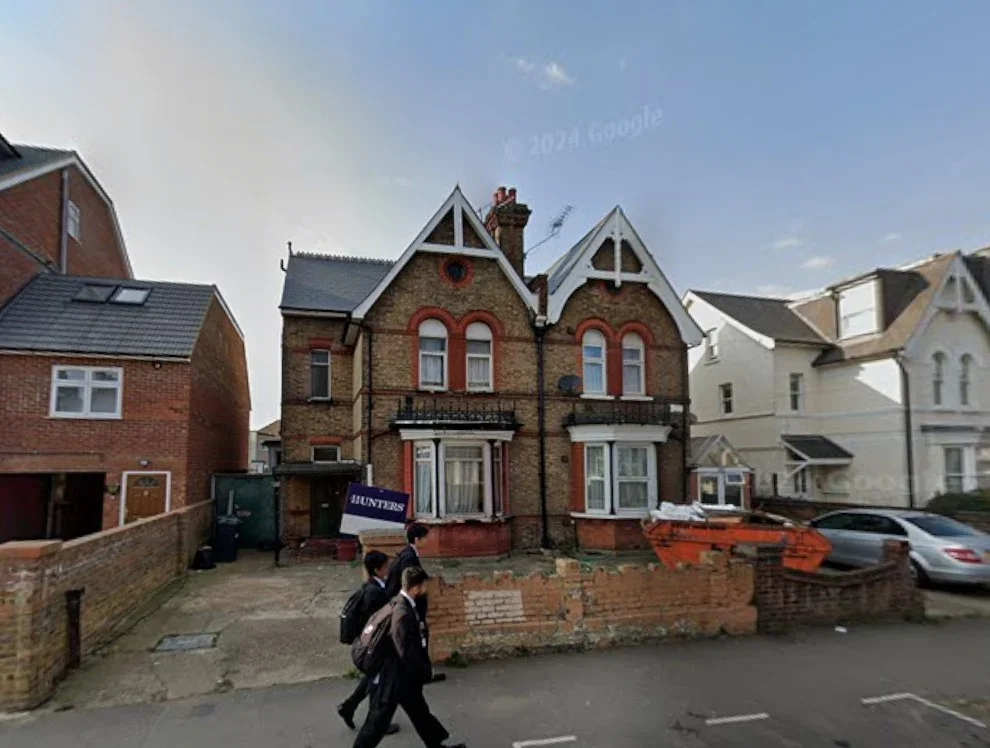 Flat Hanworth Road in Greater London