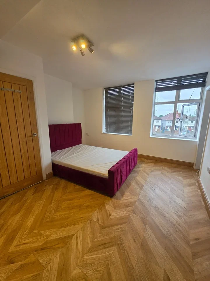 Flat Longspring in Watford