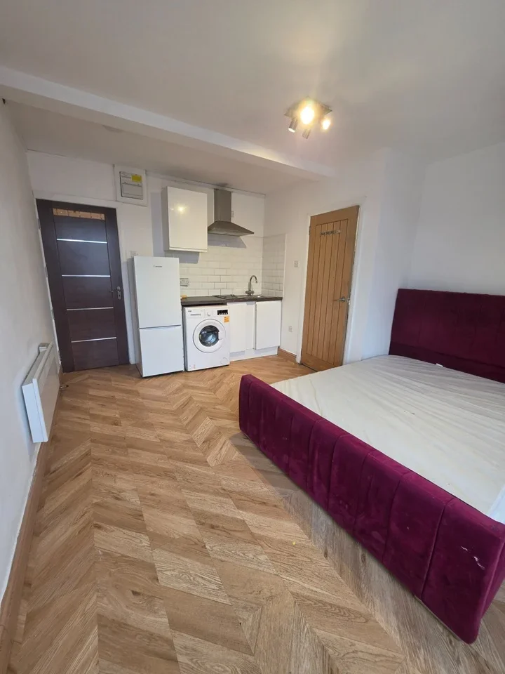 Flat Longspring in Watford