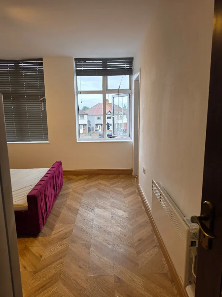 Flat Longspring in Watford