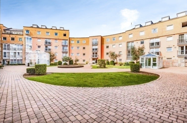 Flat Oldridge Close in Greater London