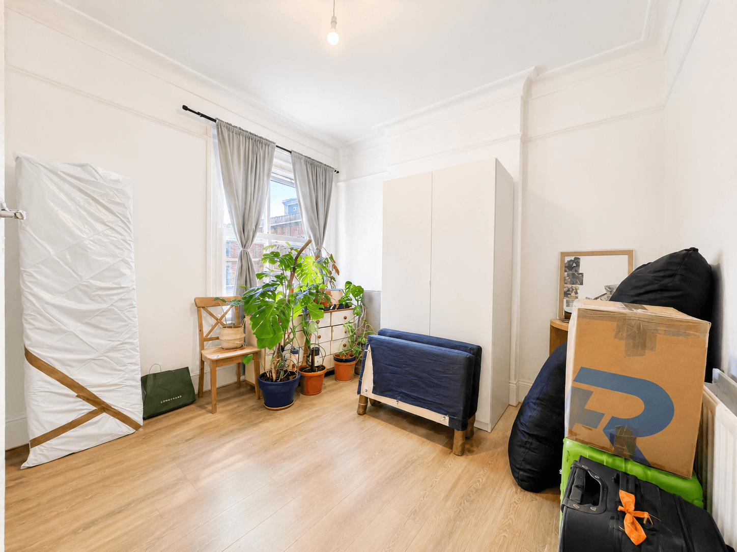 Flat Barcombe Avenue in Greater London