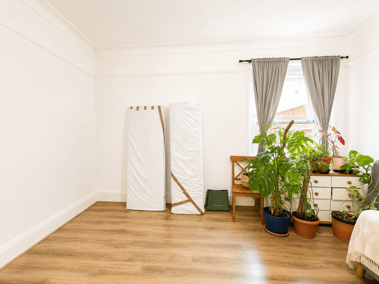 Flat Barcombe Avenue in Greater London