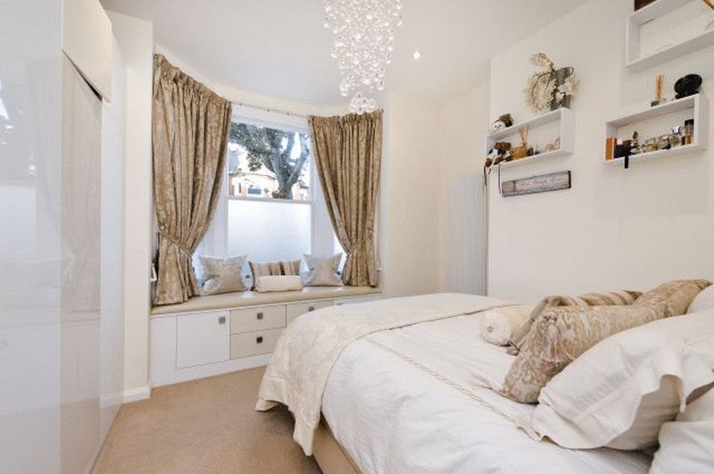Flat Queenstown Road in London