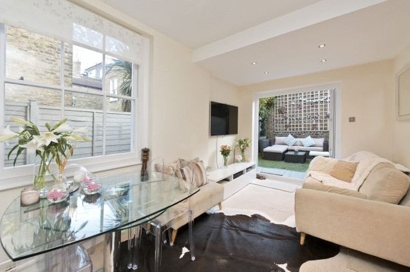 Flat Queenstown Road in London