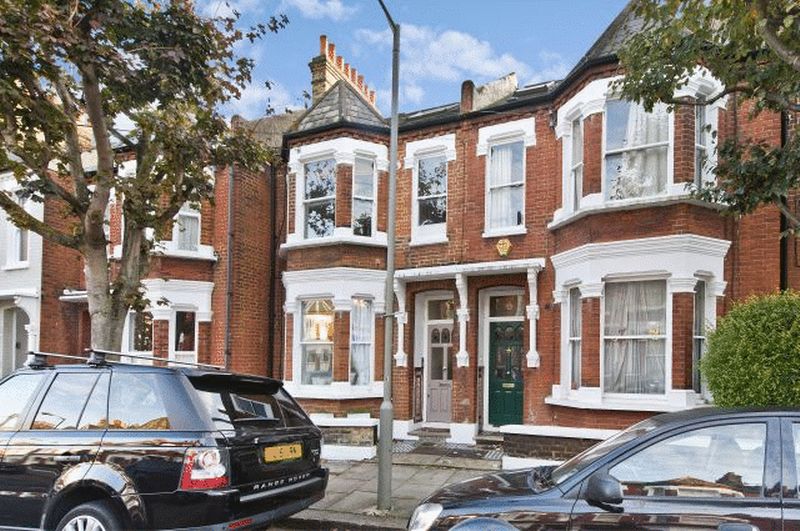 Flat Queenstown Road in London