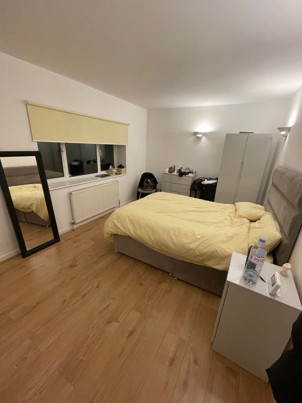 Room Crescent Row in Greater London