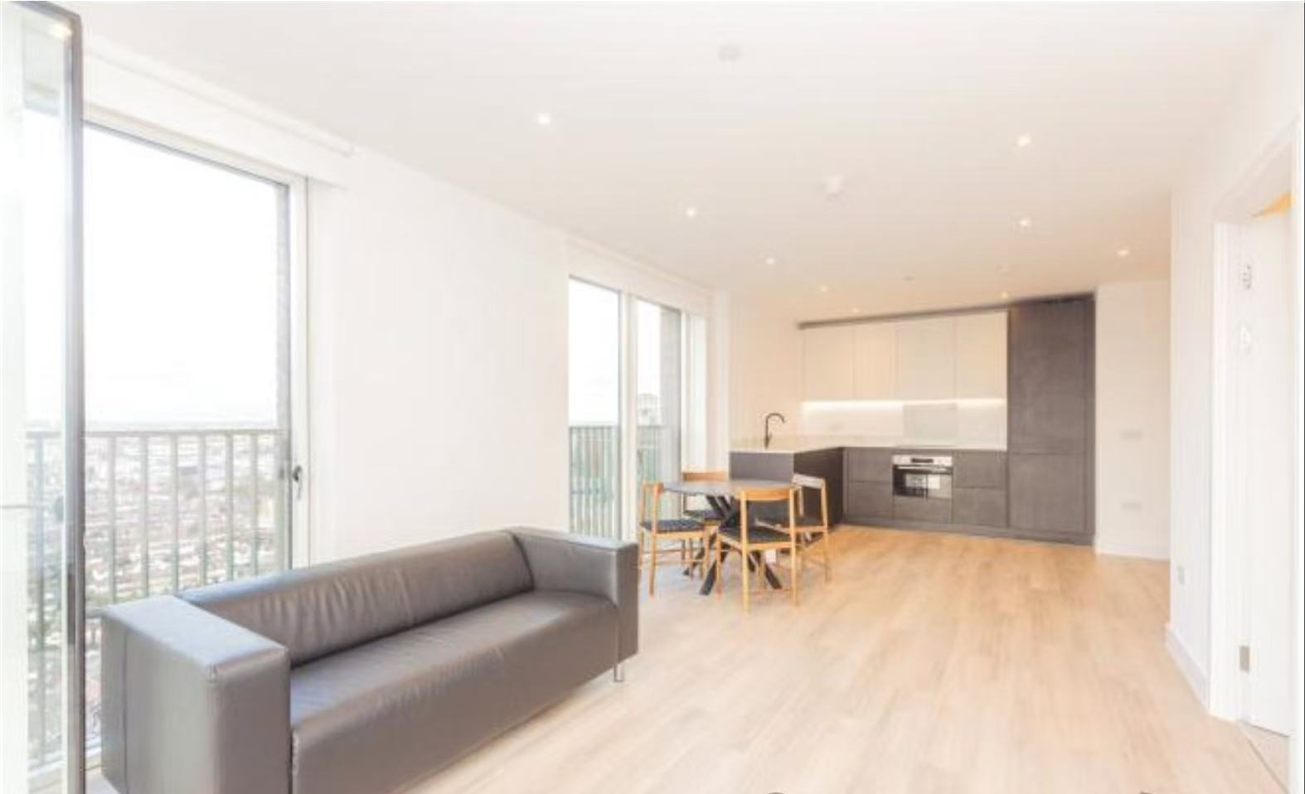 Flat Friary Road in Greater London