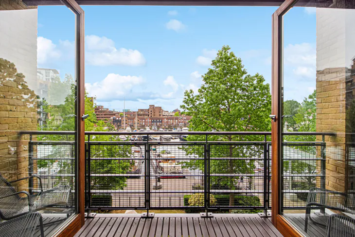 Flat Star Place in Greater London