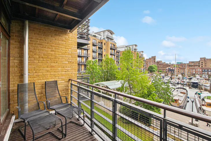 Flat Star Place in Greater London