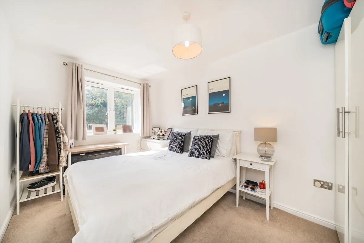 Flat Garratt Lane in Greater London