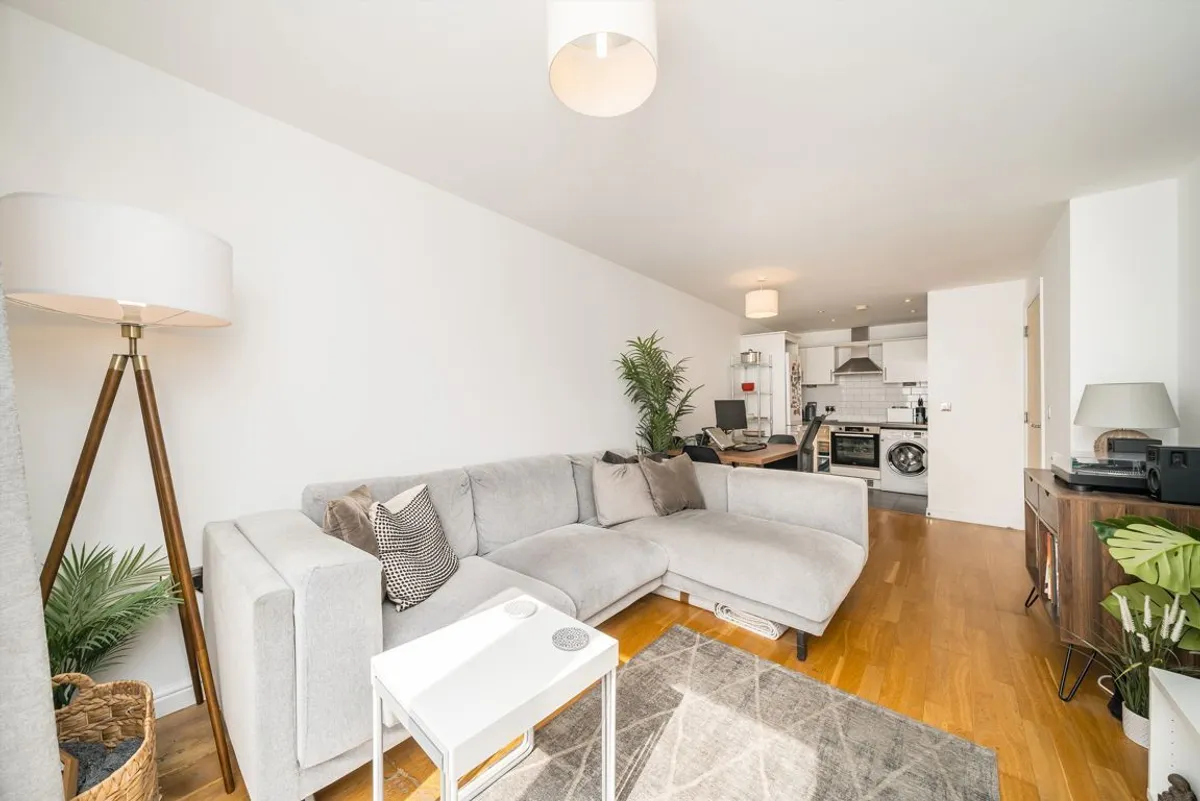 Flat Garratt Lane in Greater London