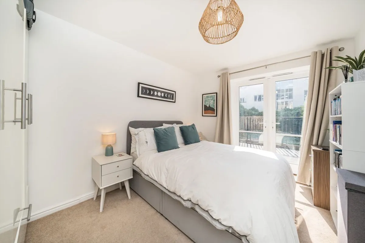 Flat Garratt Lane in Greater London
