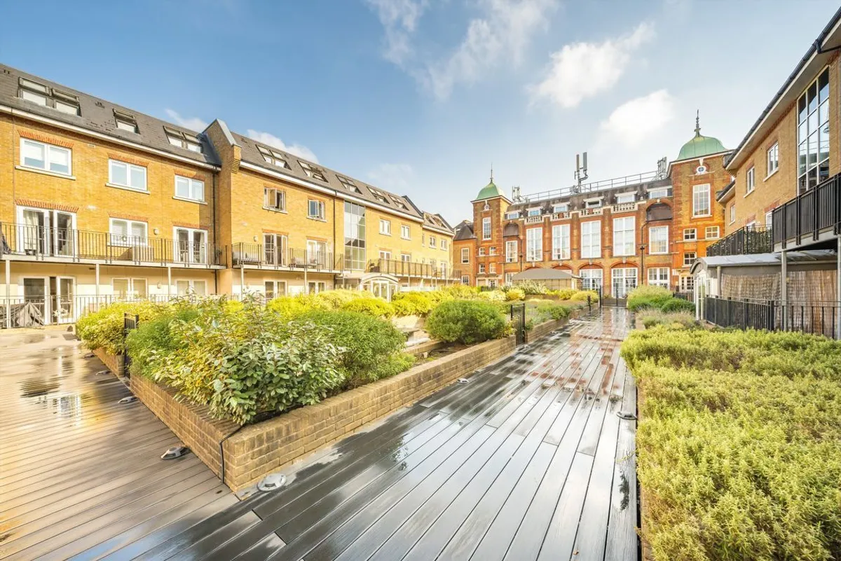 Flat Garratt Lane in Greater London