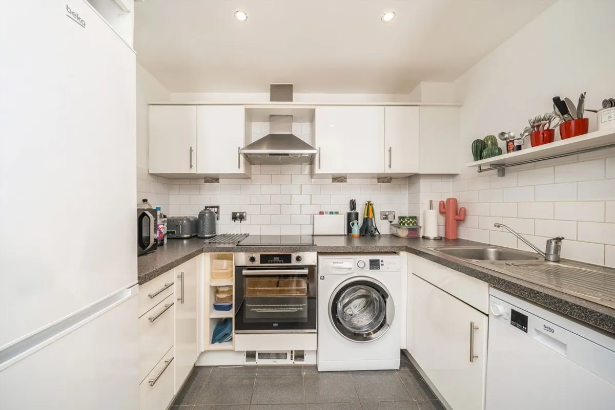 Flat Garratt Lane in Greater London