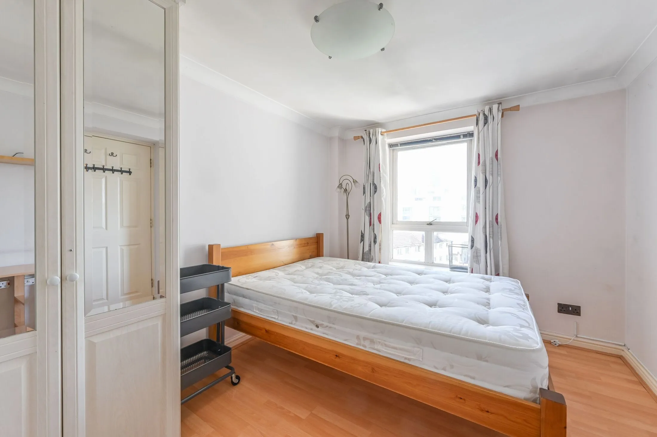 Flat Stewart Street in Greater London