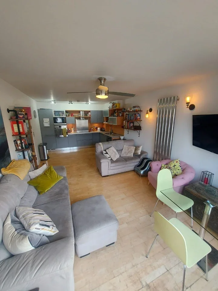 Flat Grange Road in Greater London