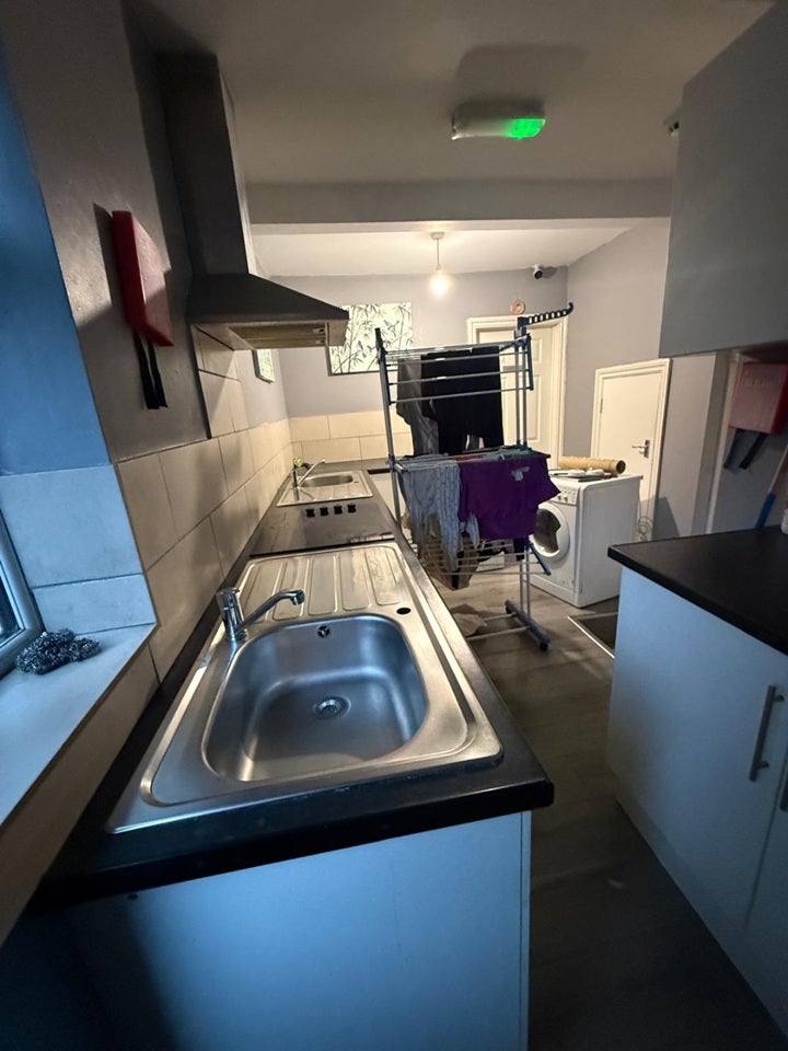 Room Elmgate Avenue in Greater London