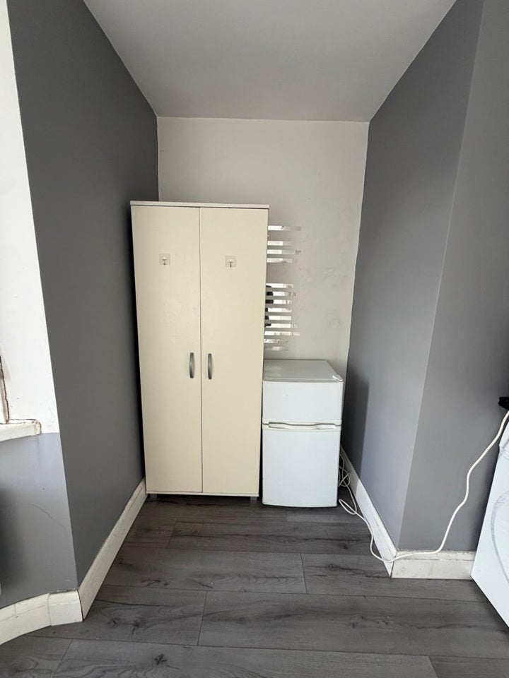 Room Elmgate Avenue in Greater London